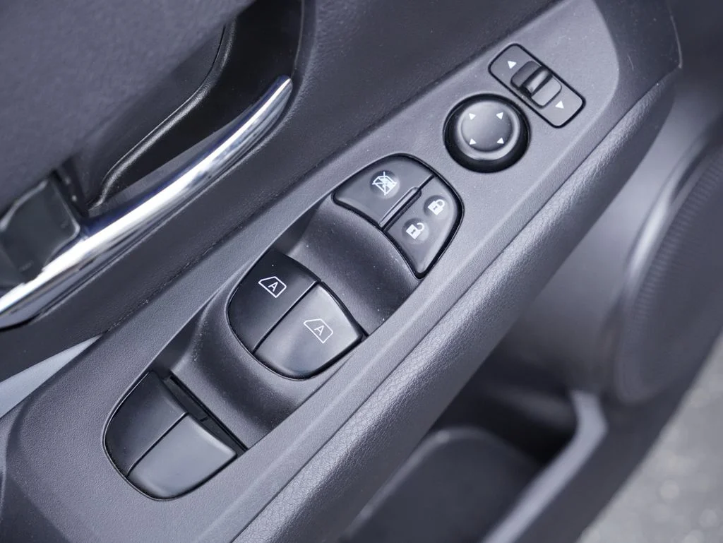 Used 2023 Gray Nissan SR image 8