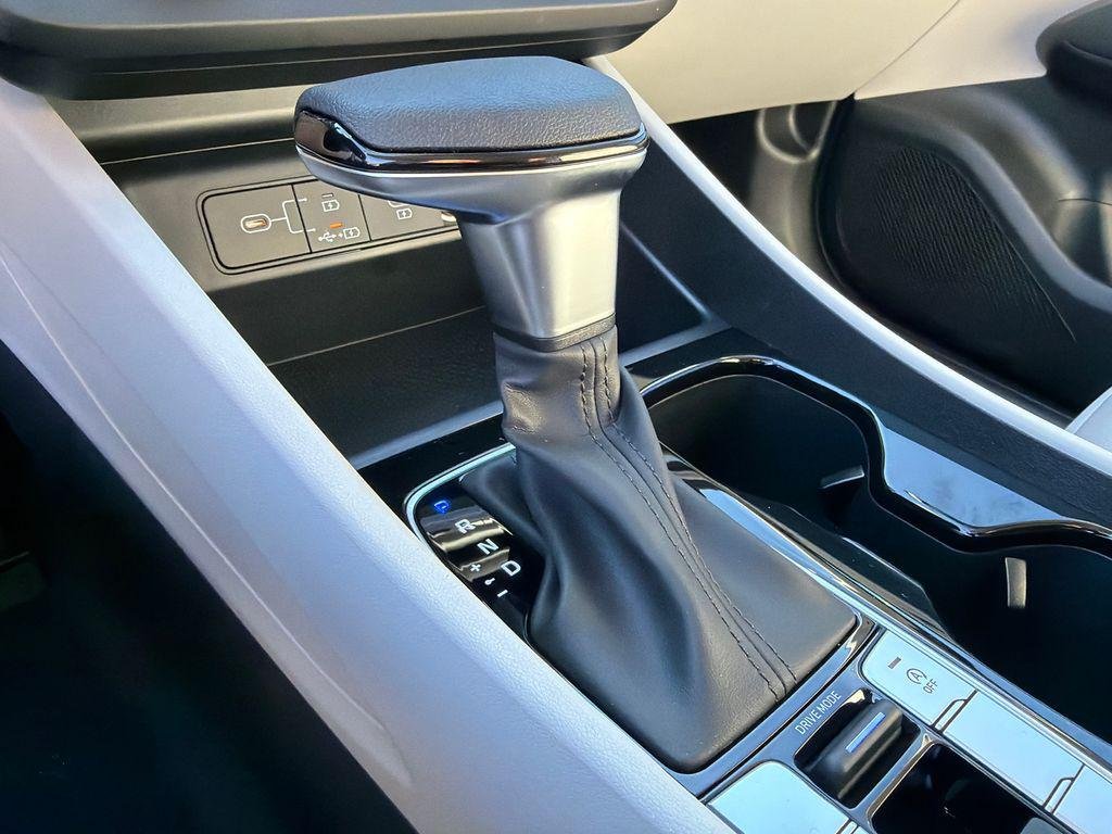 New 2026 Black Hyundai SE FWD image 30