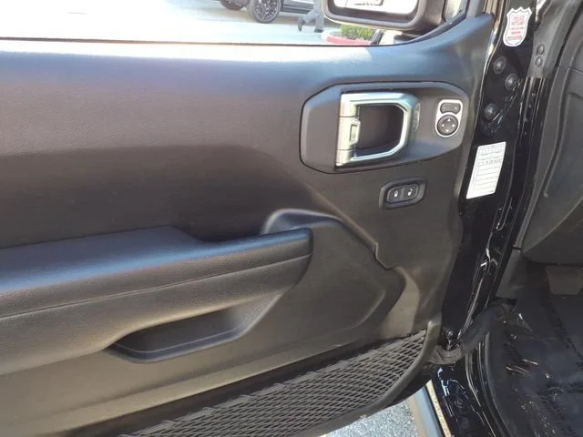 Used 2025 Black Jeep 4-Door Rubicon 4x4 image 14