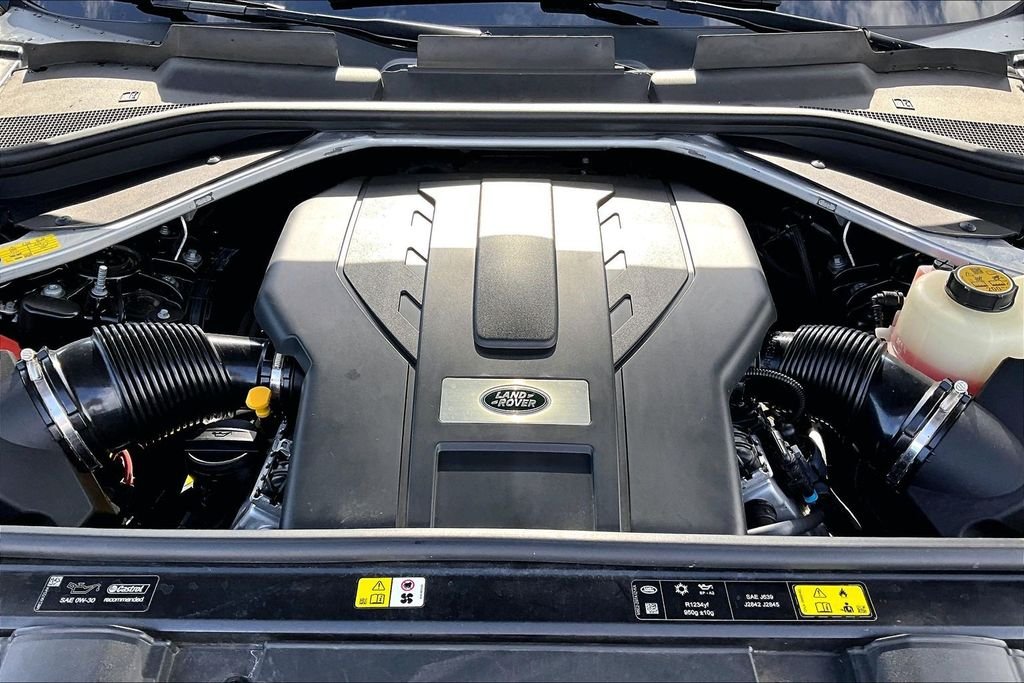 Used 2023  Land Rover SE image 9