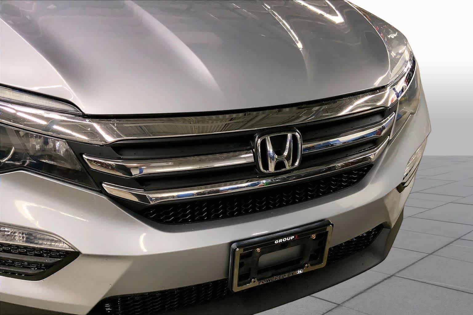 Used 2017 Lunar Silver Metallic Honda EX-L image 32