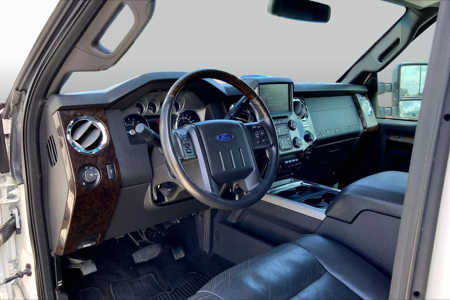 Used 2015 White Platinum Metallic Tri-Coat Ford Platinum image 17