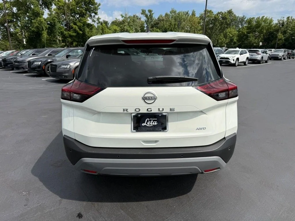 Used 2022 White Nissan S image 8