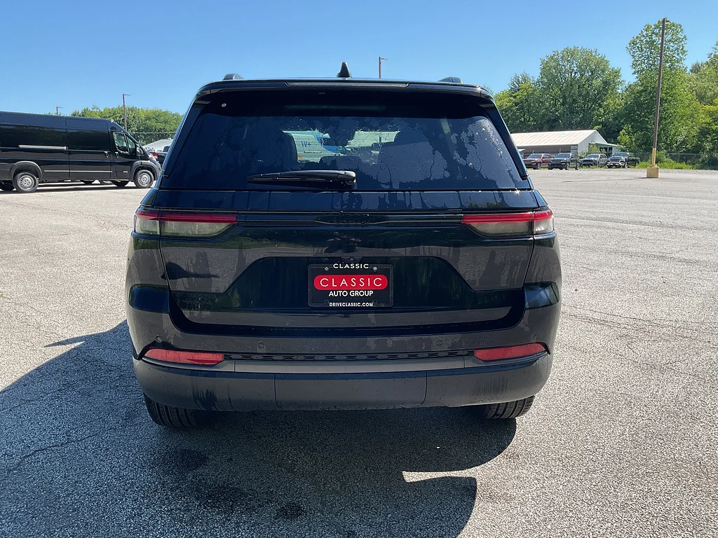 New 2026 Diamond Black Crystal Pearlcoat Jeep Limited image 6