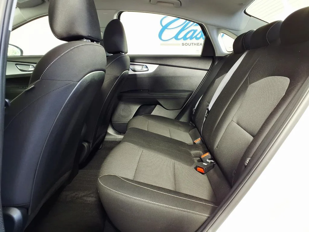 Used 2022 White Kia LXS image 10