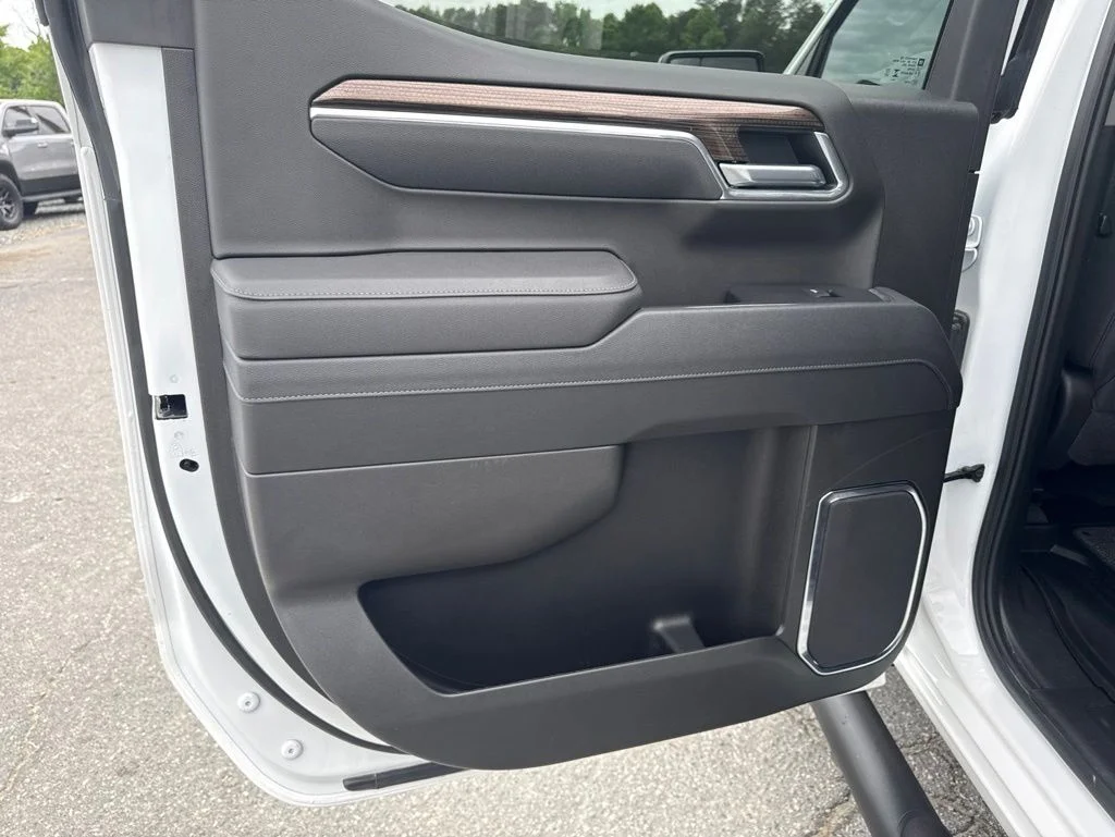 Used 2025 White Chevrolet LT Trail Boss image 28