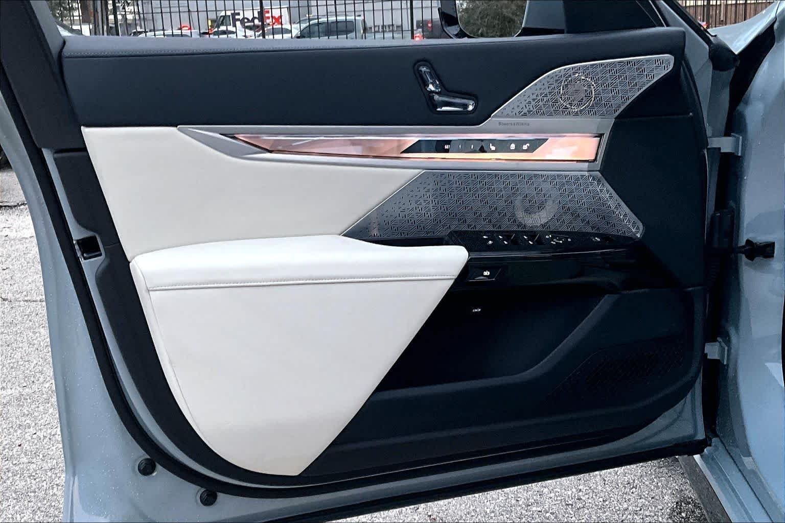 2025 BMW i7 50 - Photo 20