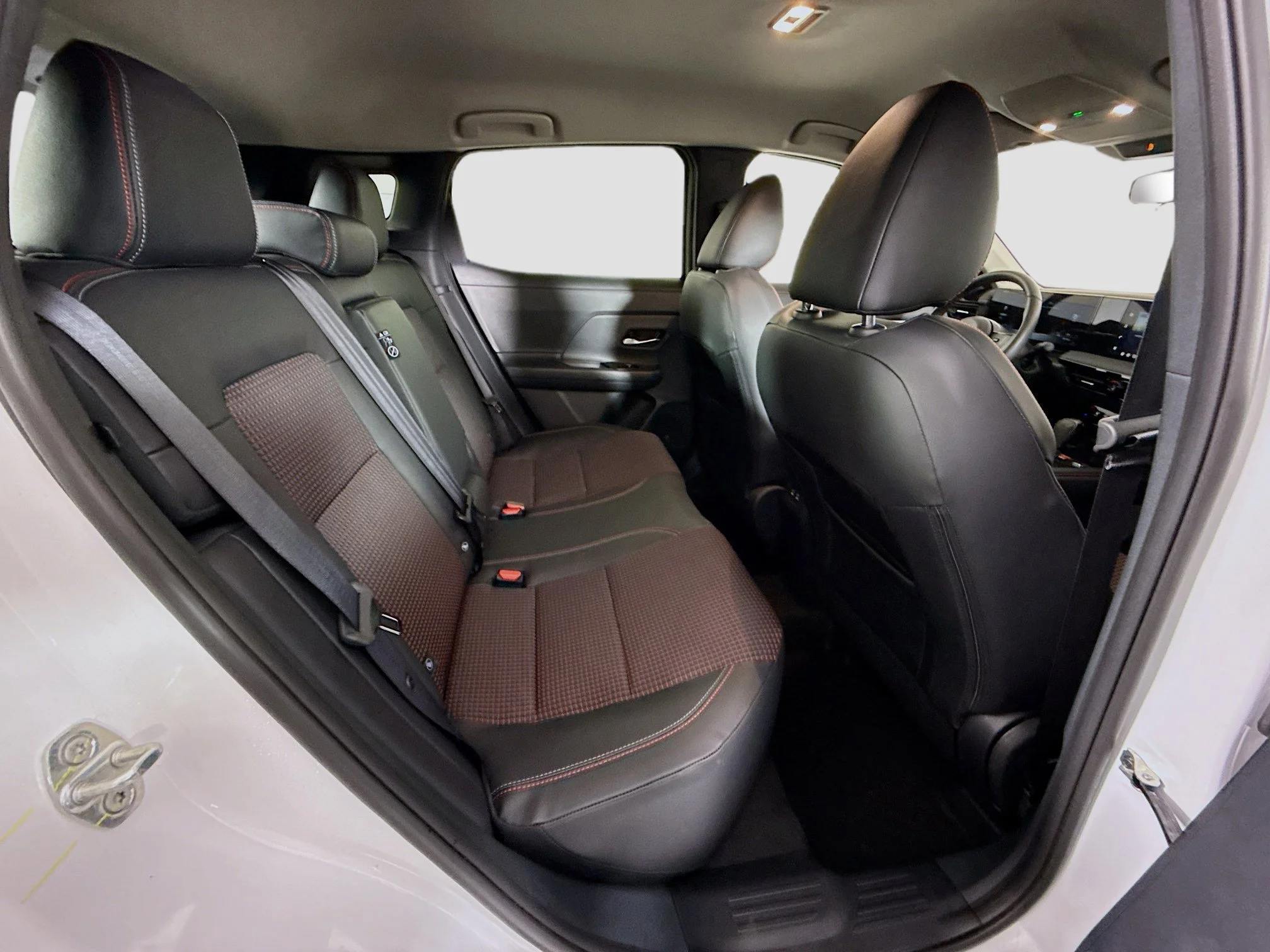 Used 2026 Aspen White Tricoat Nissan SR image 23