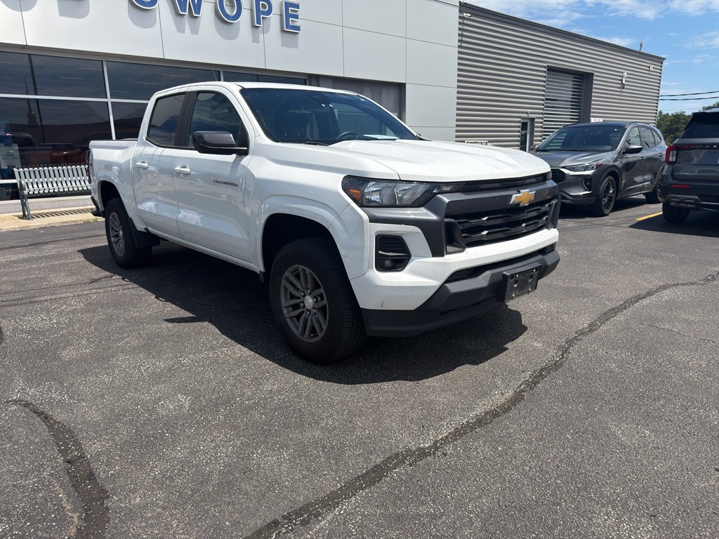 Used 2024 Summit White Chevrolet 4WD LT image 4