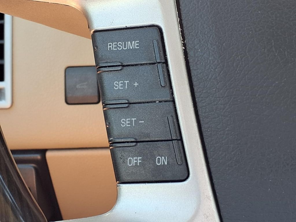 Used 2009 White Lincoln Base image 23
