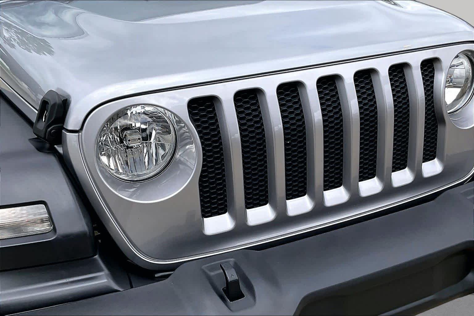 Used 2018 Billet Silver Metallic Clearcoat Jeep Sport S image 28