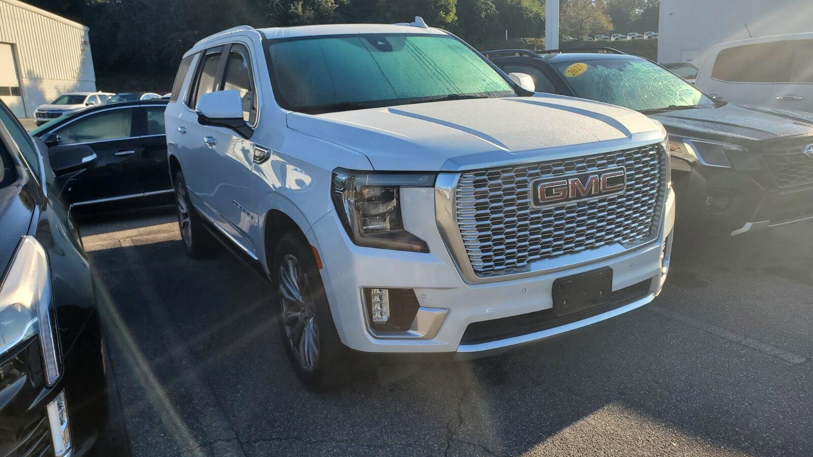 Used 2021 WHITE FROST TRICOAT GMC Denali image 2