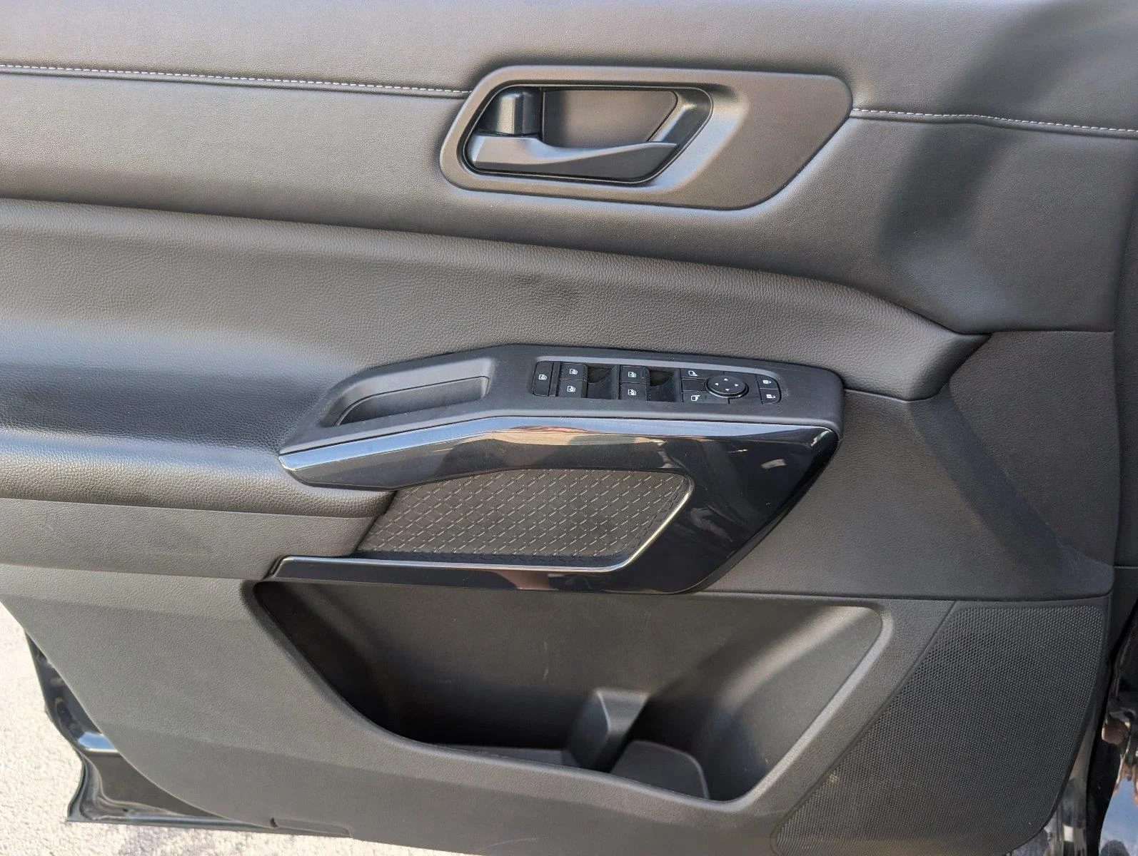 Used 2025 Super Black Nissan SV image 18