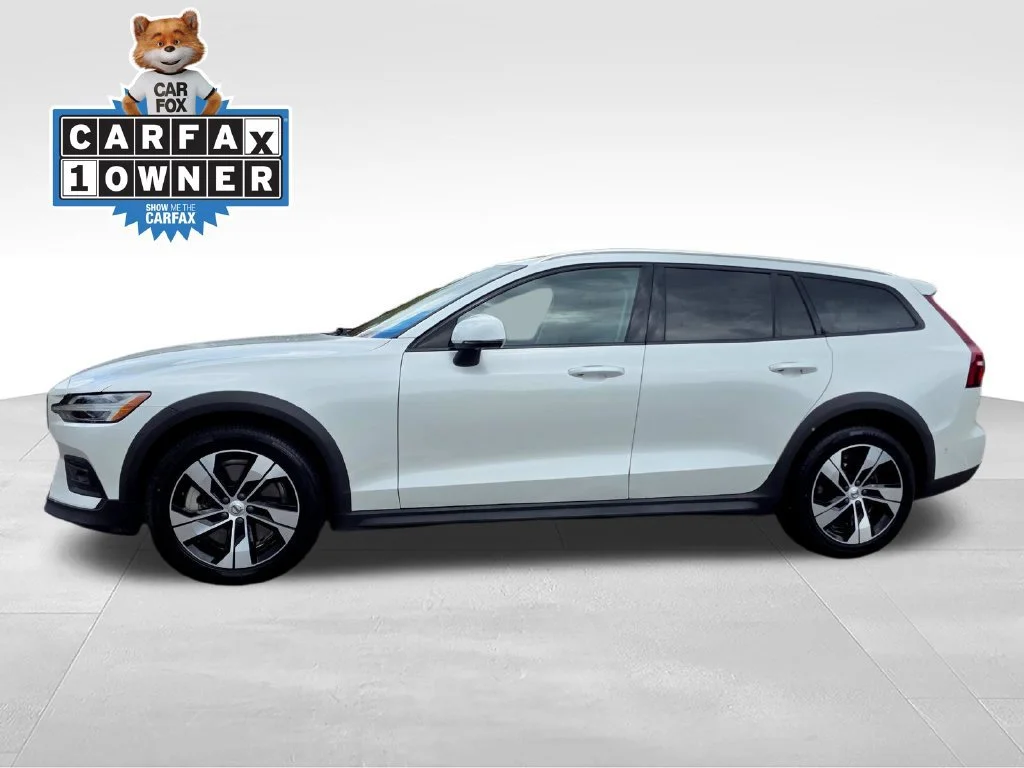 Used 2025  Volvo Plus image 3