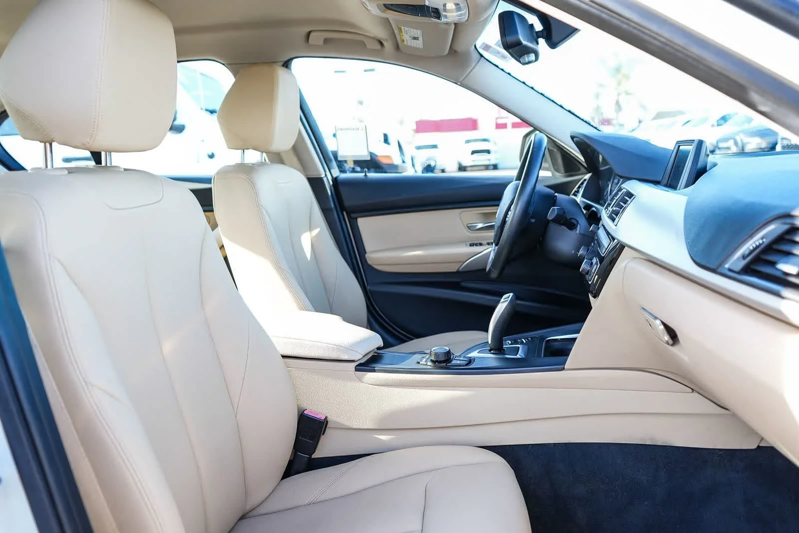 Used 2018 White BMW 320i image 17