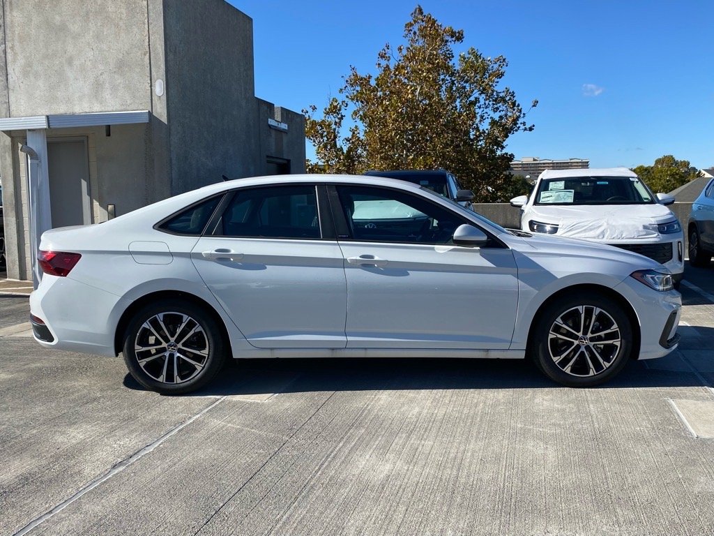2026 Volkswagen Jetta Sport - Photo 2