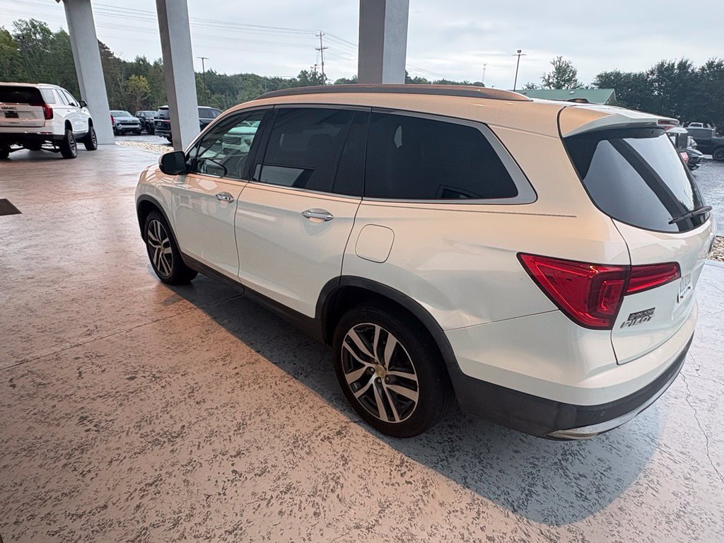 Used 2017  Honda Touring image 13