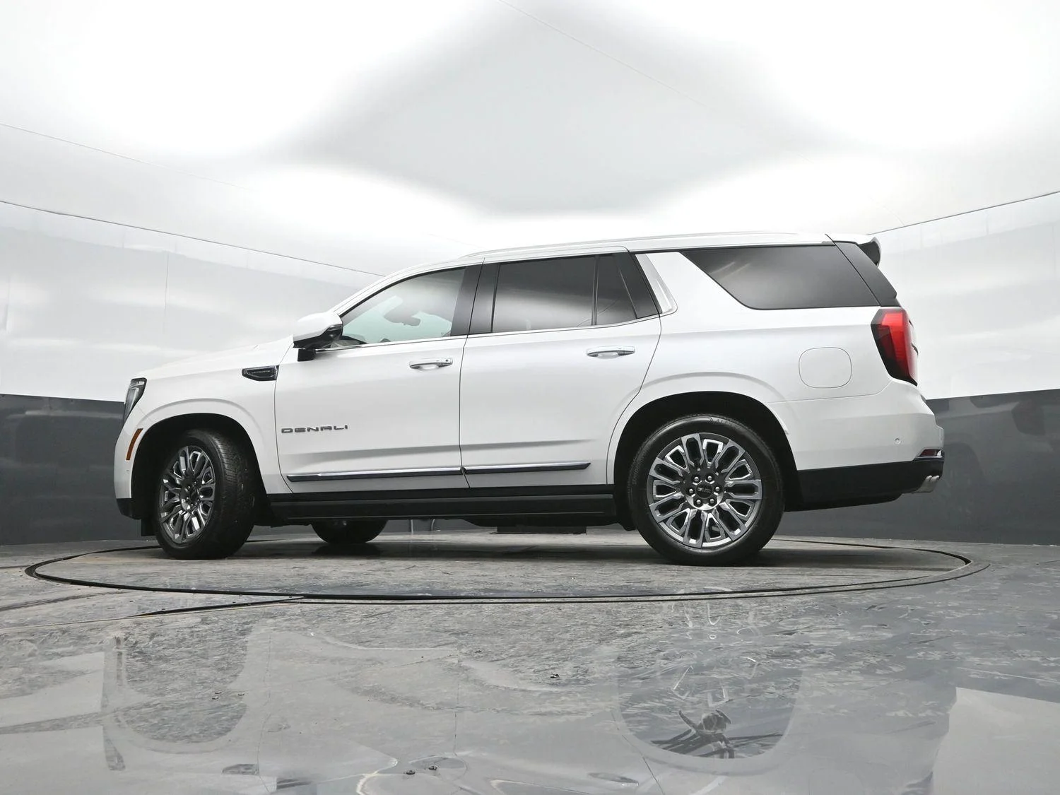 Used 2025 White Frost Tricoat GMC Denali Ultimate image 43