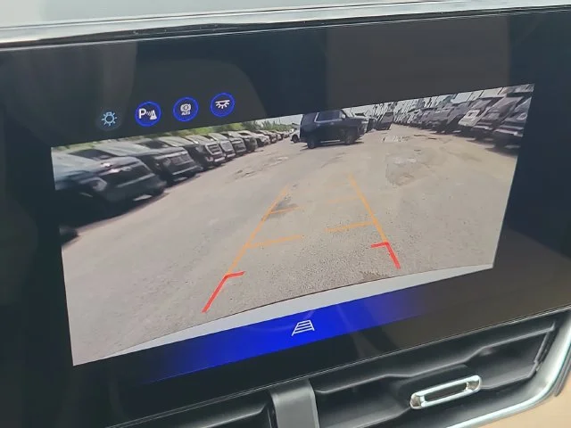 New 2027 Polar White Tricoat Chevrolet ACTIV image 31