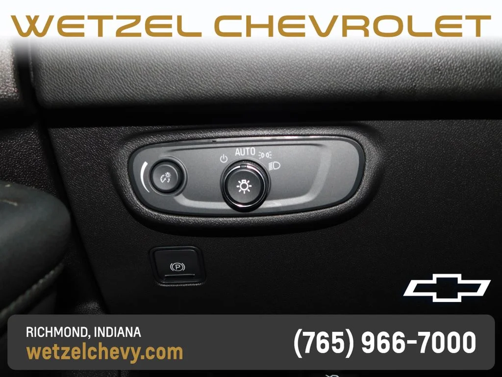 Used 2022 Black GMC SLE image 27