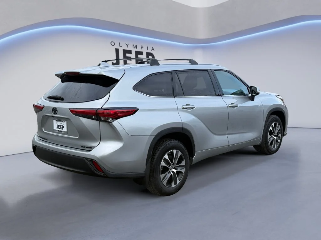 Used 2022 Silver Toyota XLE image 6
