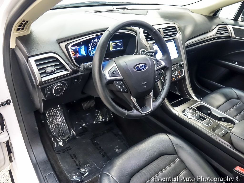 Used 2017 White Platinum Clearcoat Metallic Ford SE image 12