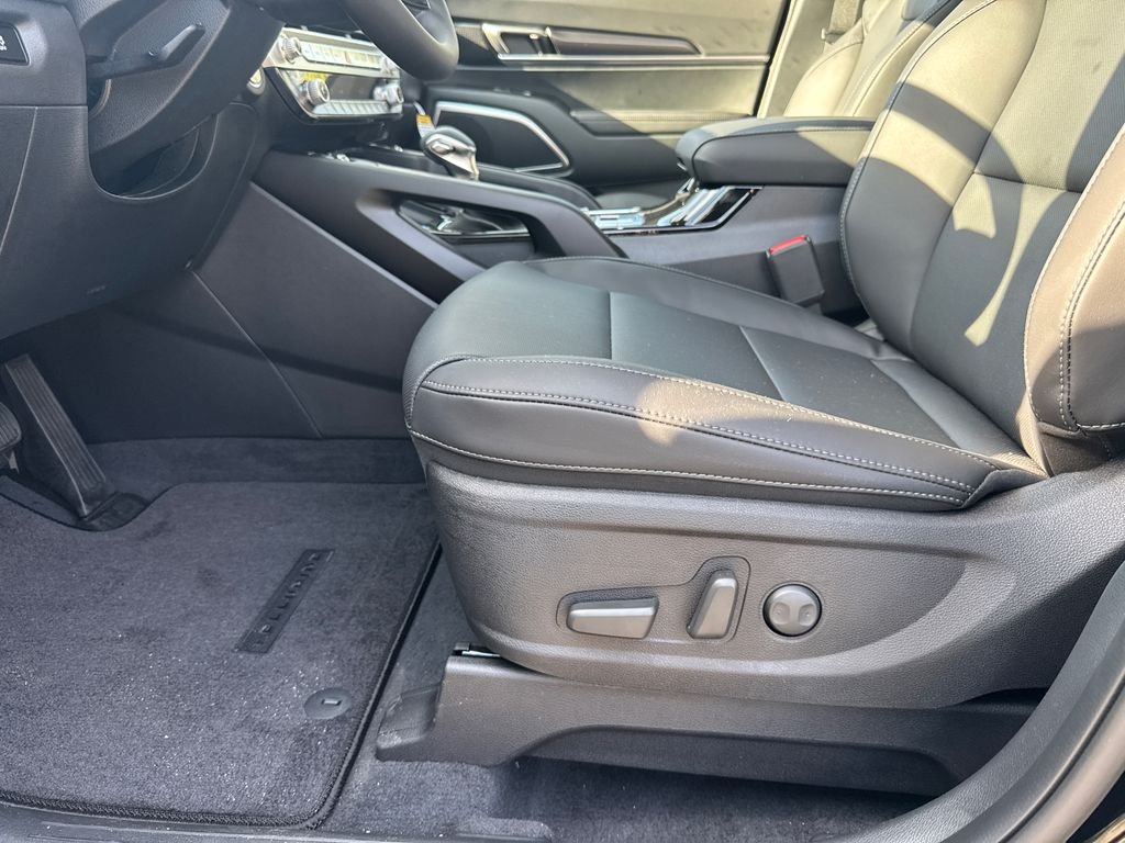 Used 2025 Black Kia S image 10