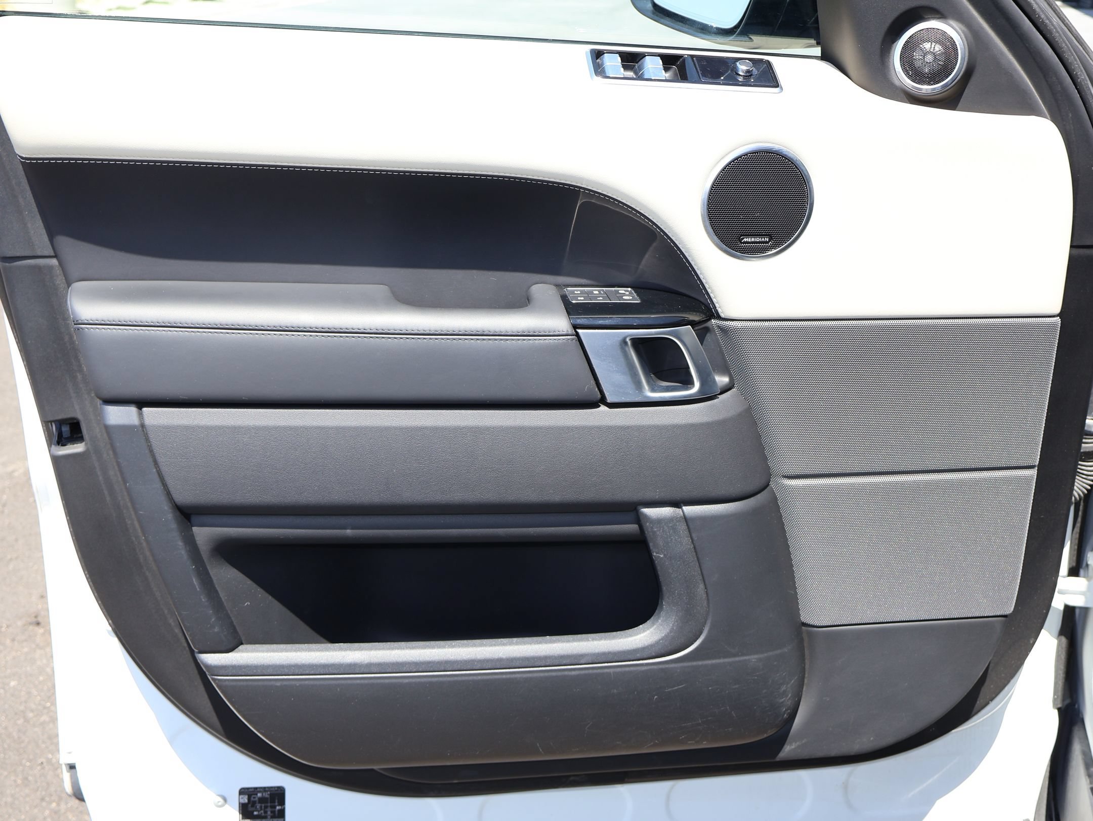 Used 2020 Fuji White Land Rover HSE Dynamic image 9
