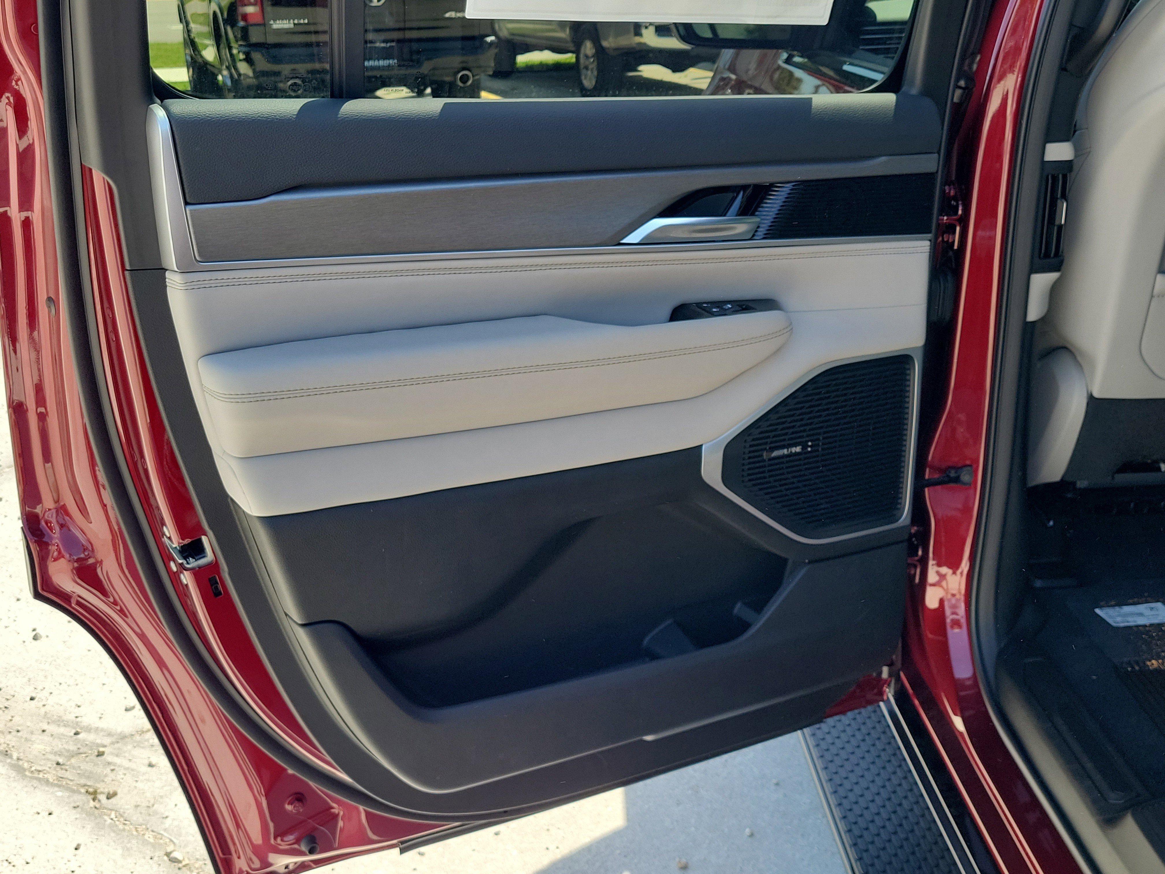 New 2026 Velvet Red Pearl-Coat Exterior Paint Jeep  image 11