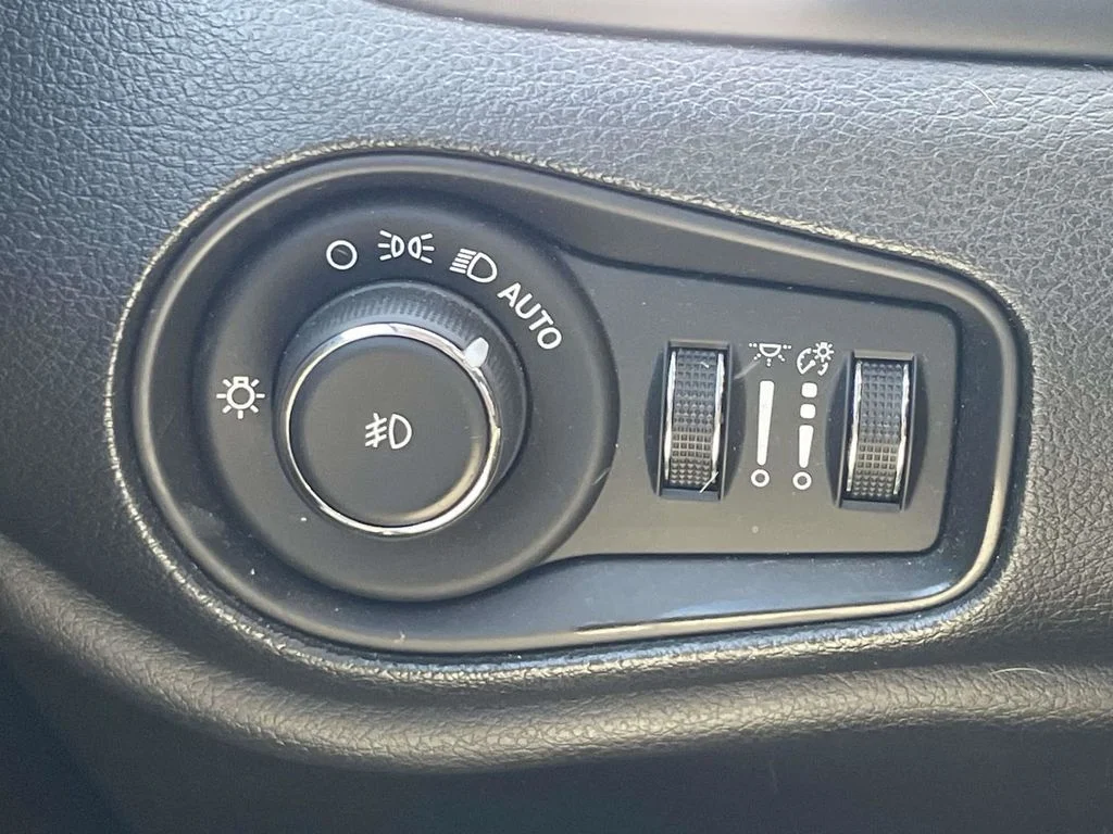 Used 2020 Blue Jeep Latitude image 27