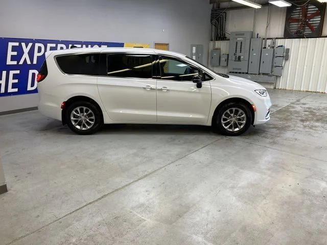 2026 Chrysler Pacifica Select - Photo 8