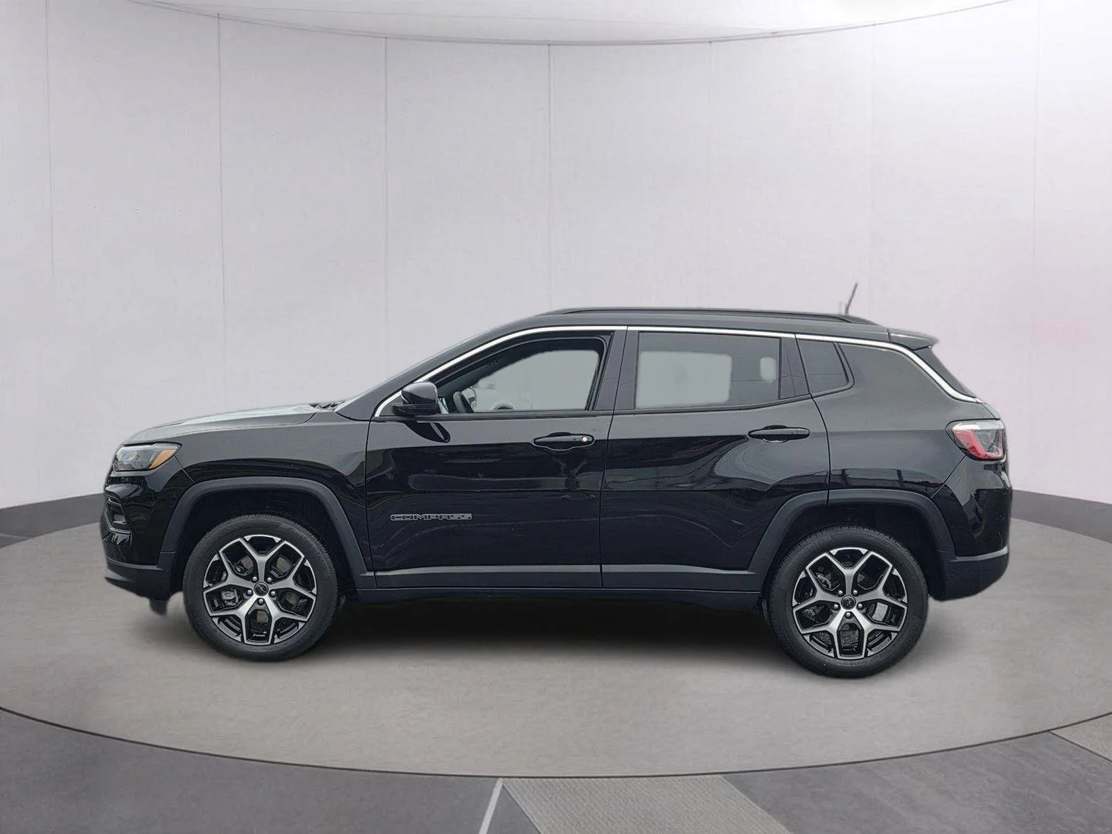 Used 2025 Diamond Black Crystal Pearlcoat Jeep Limited image 8