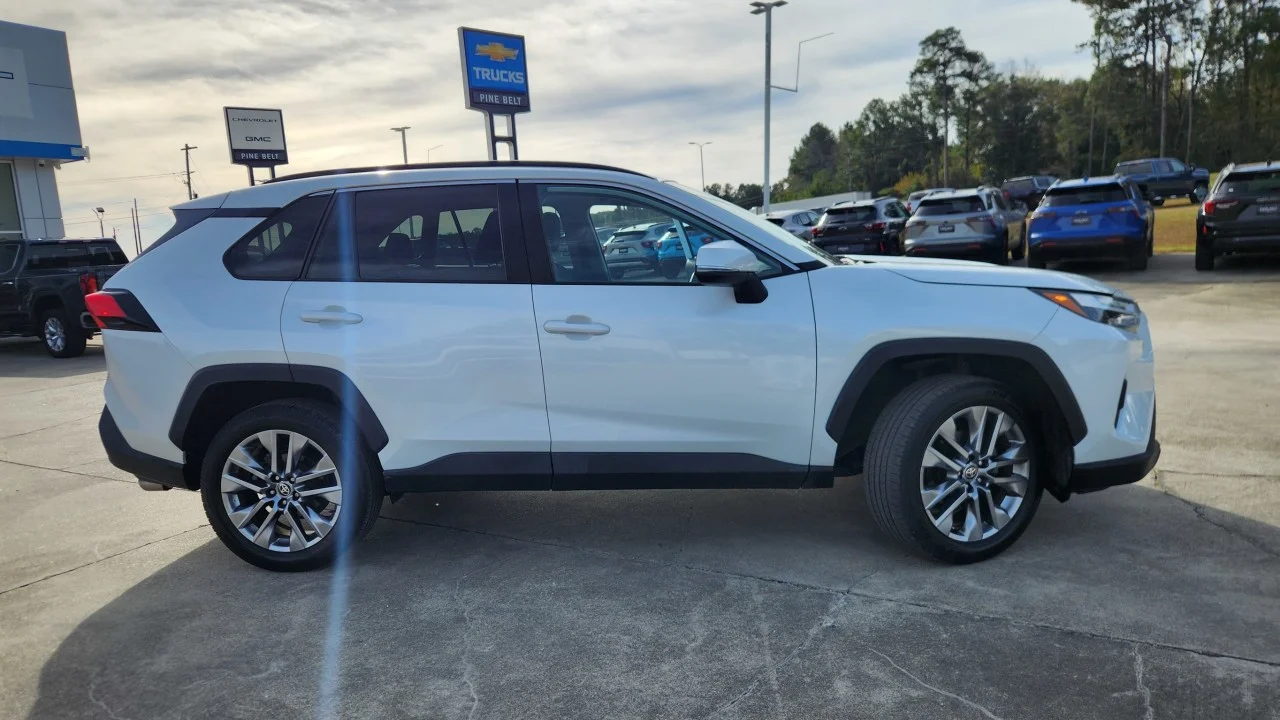 Used 2023 White Toyota XLE Premium image 6
