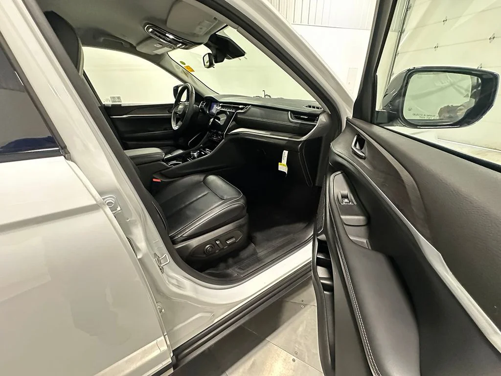 Used 2023 White Jeep Limited image 27
