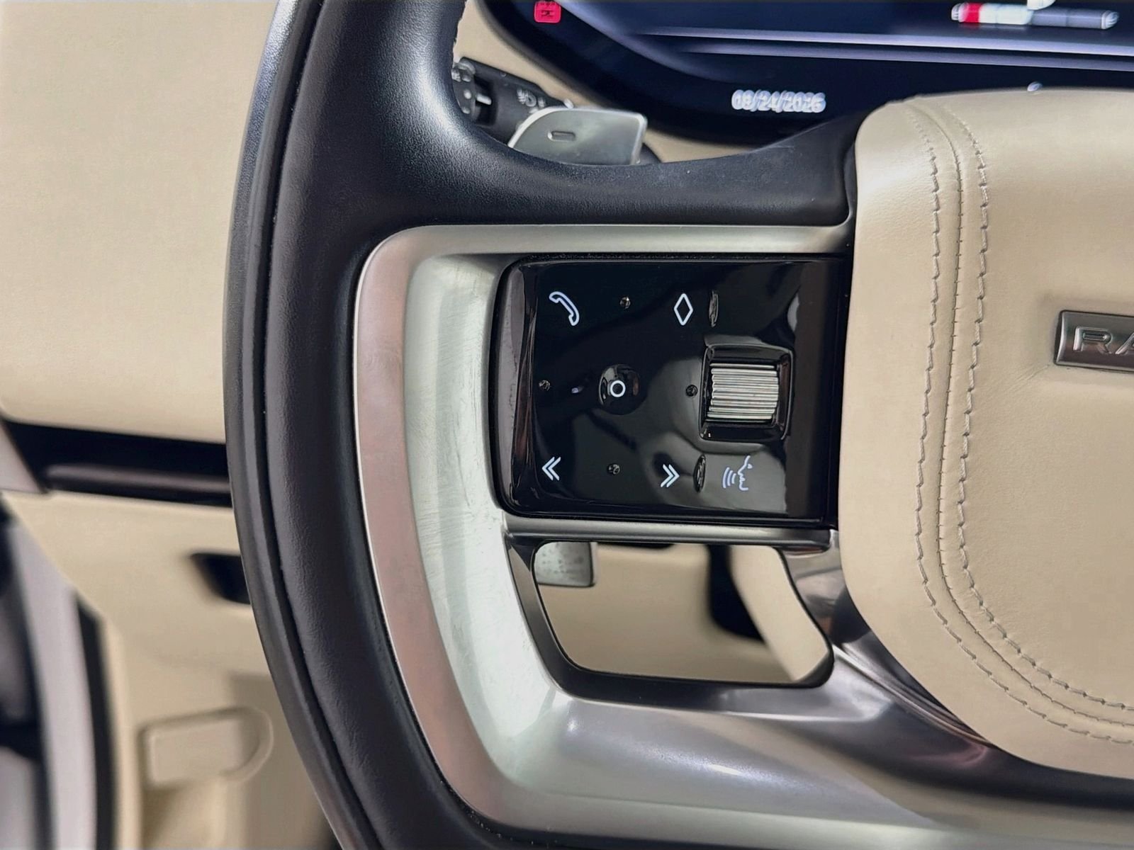 Used 2023 Fuji White Land Rover SE image 12
