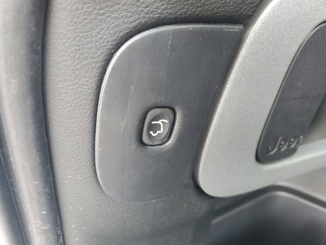 Used 2018 White Jeep Latitude Plus image 29