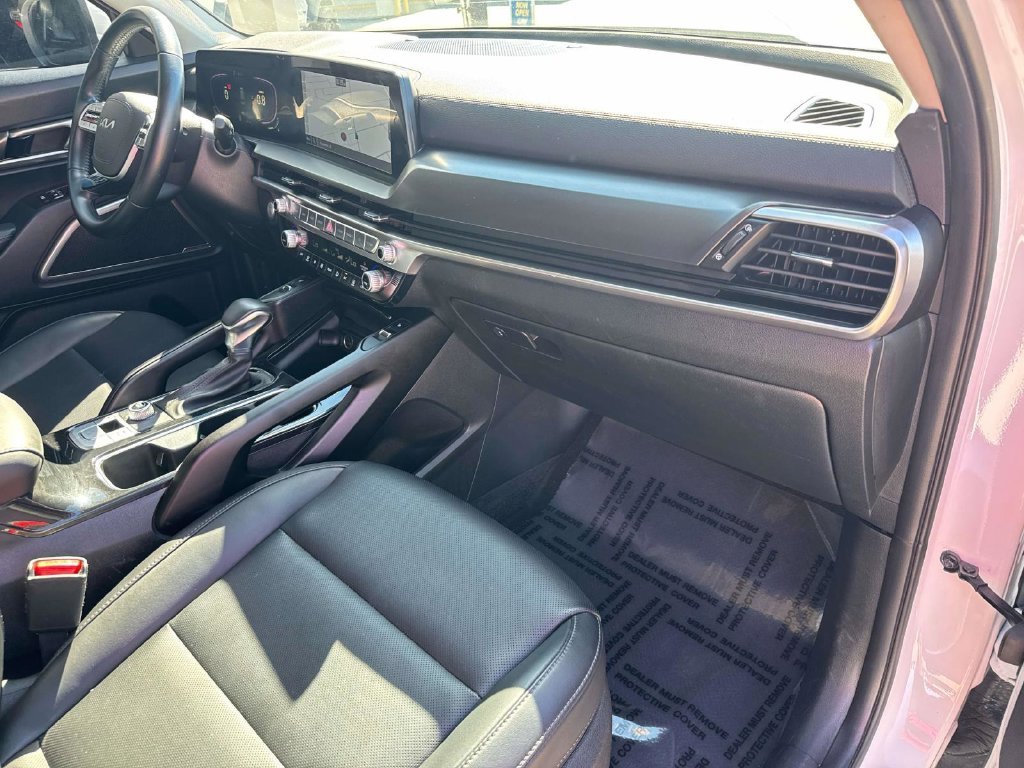 Used 2025 White Kia S image 23