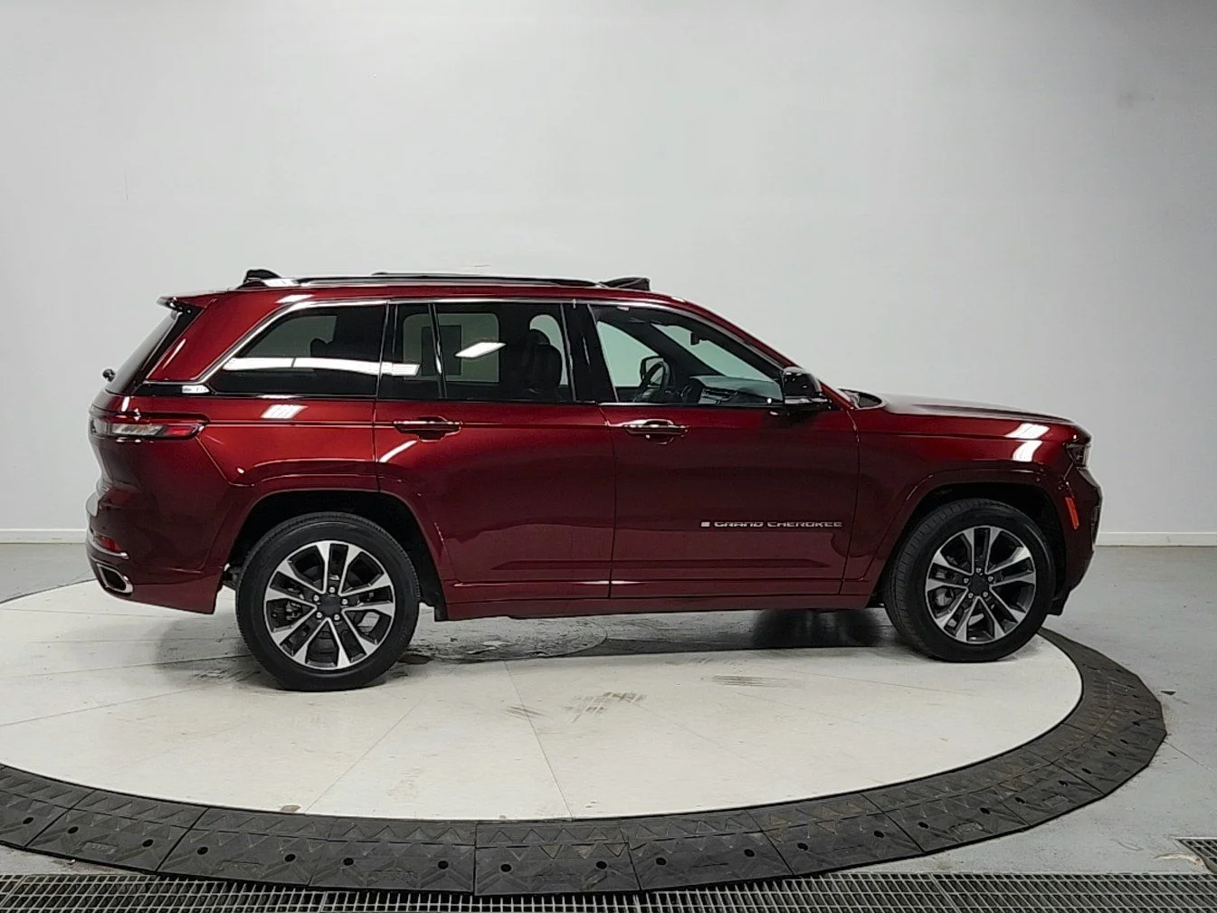 Used 2023 Red Jeep Overland image 8