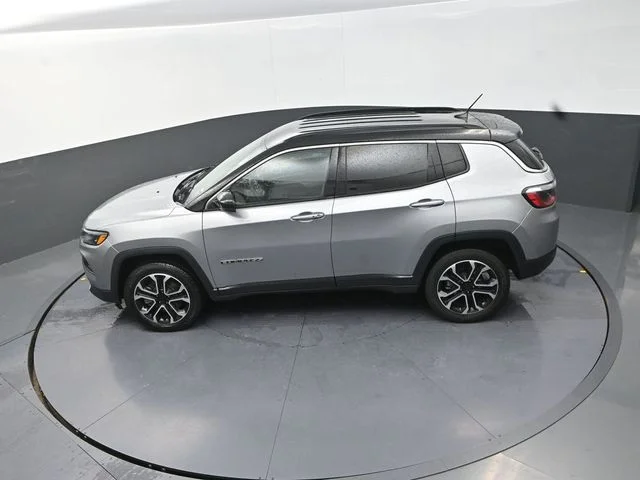 Used 2024  Jeep Limited image 25