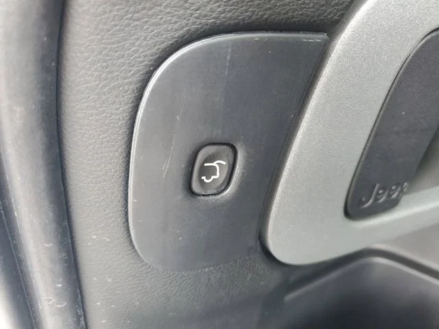 Used 2018 White Jeep Latitude Plus image 29