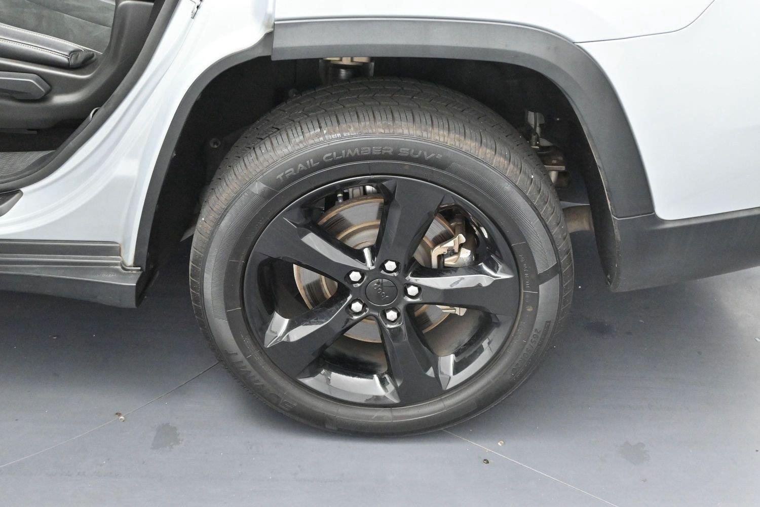 Used 2021 Silver Jeep Altitude image 29