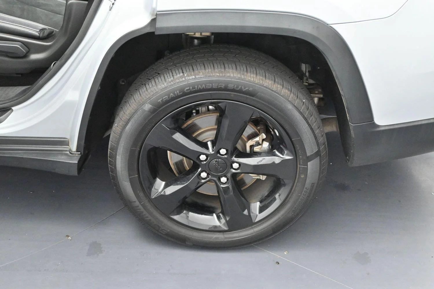 Used 2021 Silver Jeep Altitude image 29