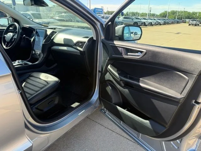 Used 2022 Black Ford SEL image 49