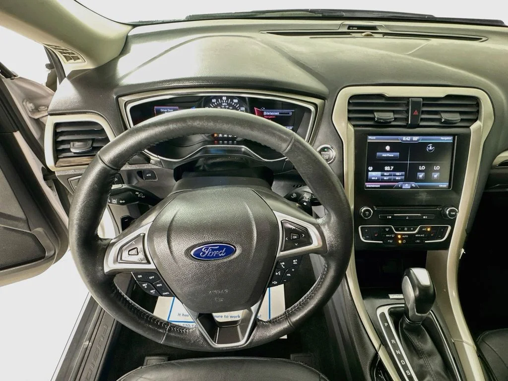 Used 2016 White Platinum Clearcoat Metallic Ford SE image 13