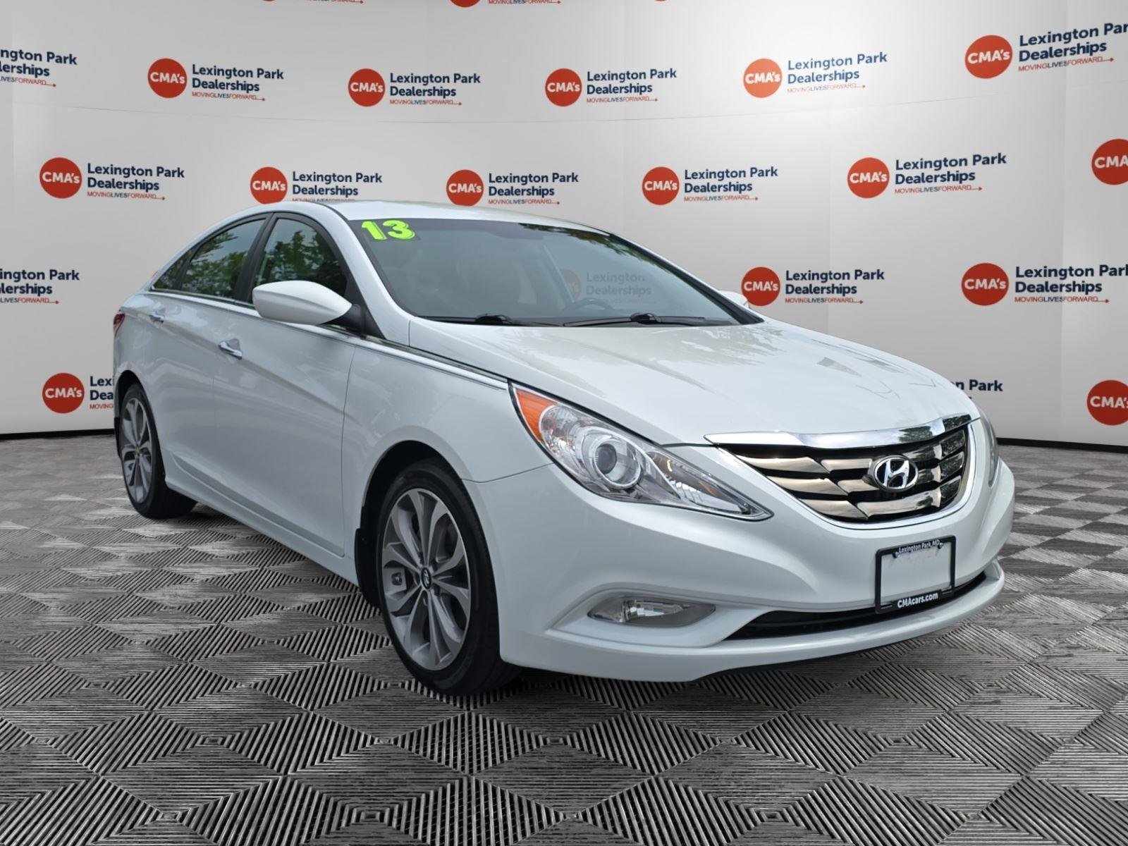 Used 2013 Shimmering White Hyundai SE image 1