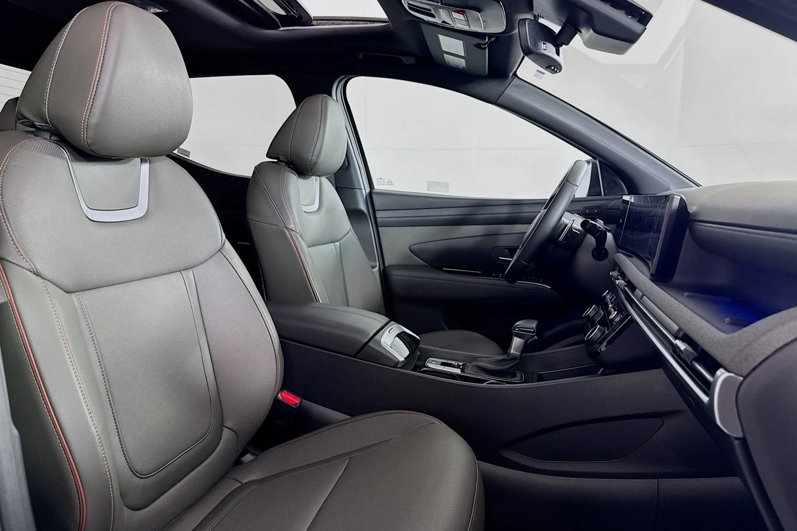 Used 2025 Phantom Black Hyundai Limited image 7