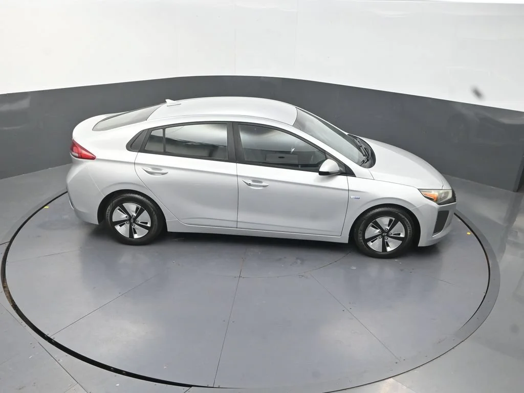 Used 2018 Silver Hyundai Blue image 22
