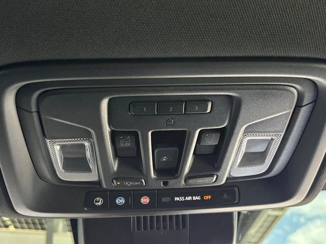 Used 2025 White GMC AT4 image 28