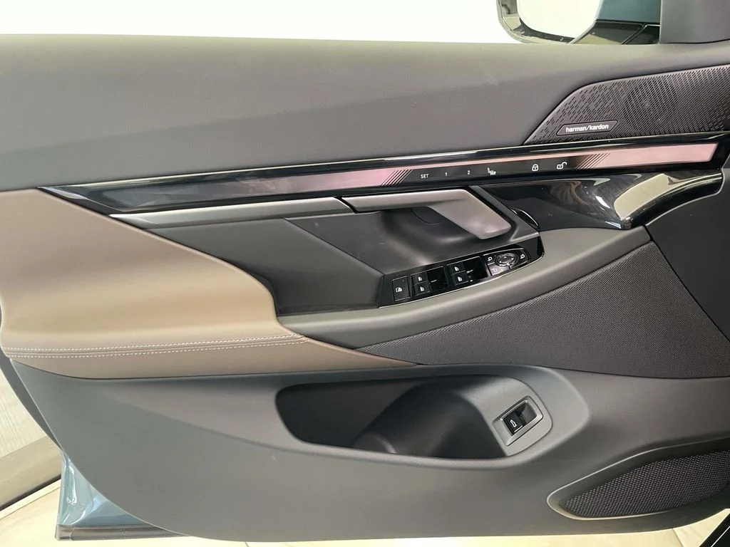 2026 BMW 5 Series 550e - Photo 30