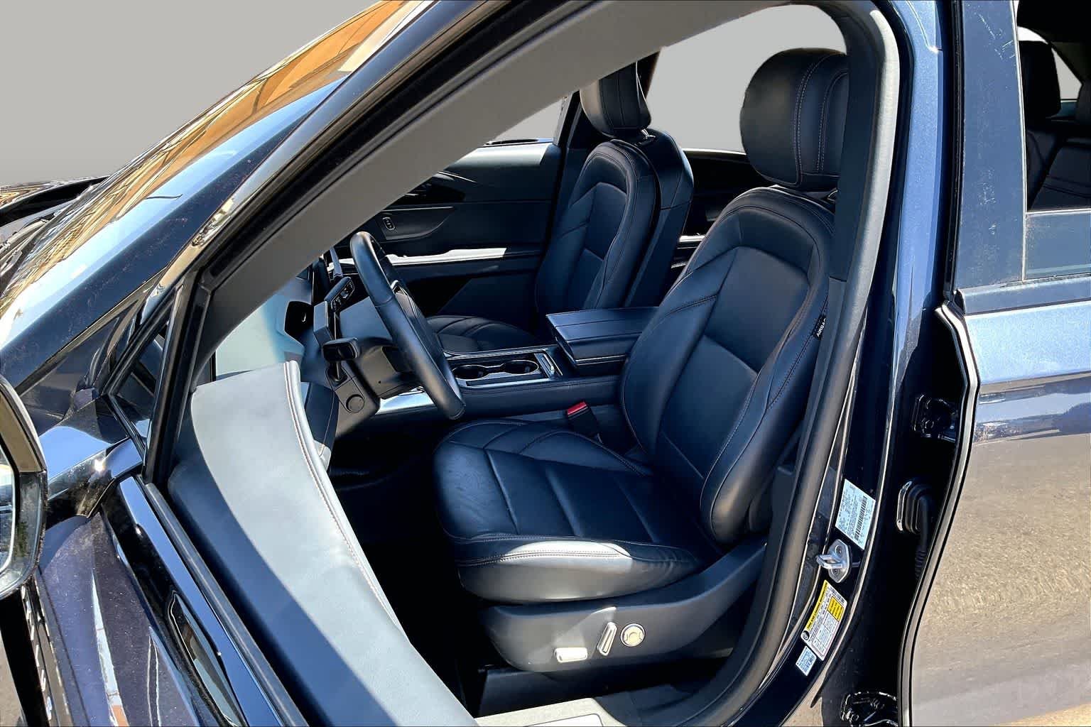 Used 2024 Blue Panther Lincoln Premiere image 8